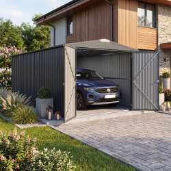 Garage en métal MELTON noir installé dans une allée de maison avec les deux portes ouvertes et une voiture à l'intérieur