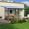 Pergola Louis adossable en ambiance sur une terrasse, adossé à une maison moderne avec une table à manger en dessous