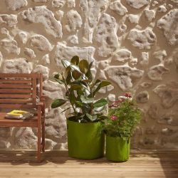 Deux sacs de plantation en feutre géotextile vert, de ø40cm et de ø25cm, en situation sur une terrasse