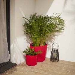 Deux sacs de plantation en feutre géotextile rouge, de ø40cm et de ø25cm, en situation sur une terrasse