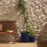 Deux sacs de plantation en feutre géotextile bleu, de ø40cm et de ø25cm, en situation sur une terrasse